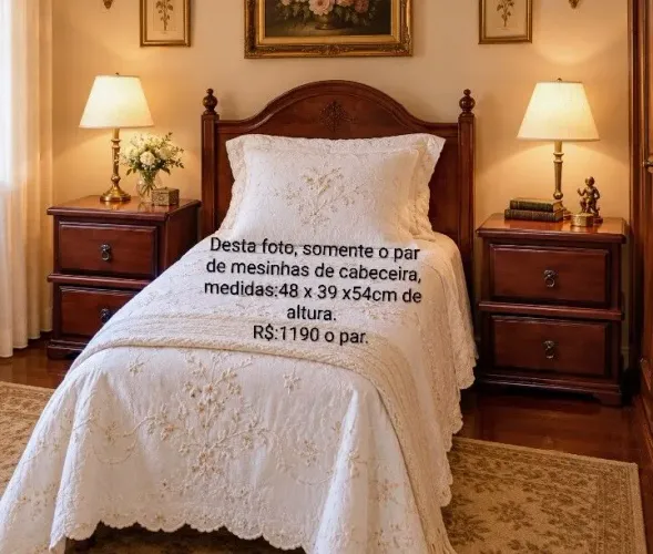 Par de mesinhas de cabeceira antigas em madeira