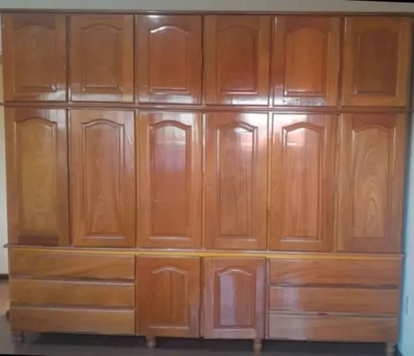 Guarda roupa de madeira. 6 portas. 6 gavetas e um maleiro