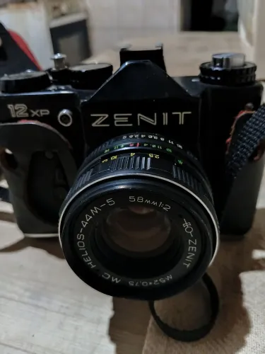 Câmera Zenit 12 XP analógica usada revisada com estojo de couro + filme preto e branco