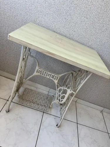 Mesa com patina pé de ferro máquina costura