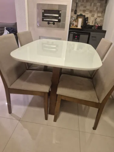 Conjunto Mesa de Jantar com 4 cadeiras madeira maciça tampo de vidro.