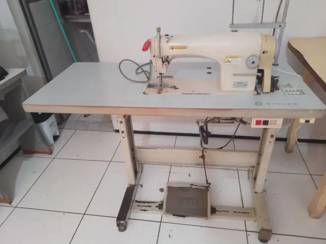 Máquina de costura singer em funcionamento pleno