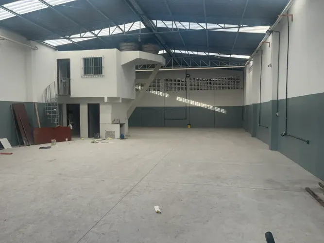 Galpão com 300m² ao lado da Av. Brasil - Novo Horizonte - Serra/ES