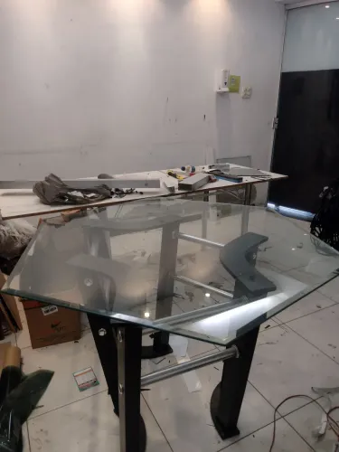 Mesa de jantar  medindo 1.20  vidro incolor bisotê  celular *