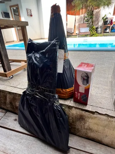 Carrinho, cones e calço de rodas