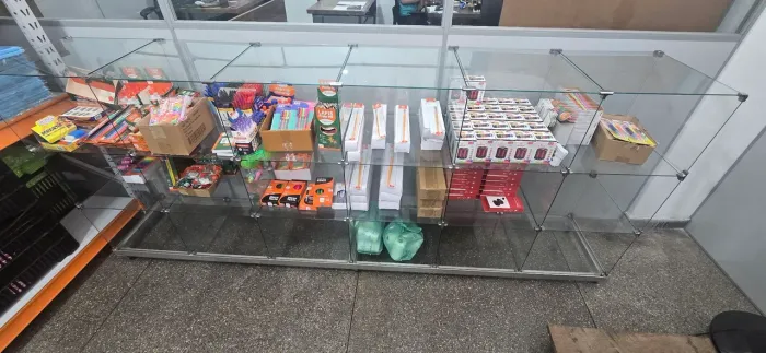 Balcão Expositor de Vidro com Rodízios - 2,46m