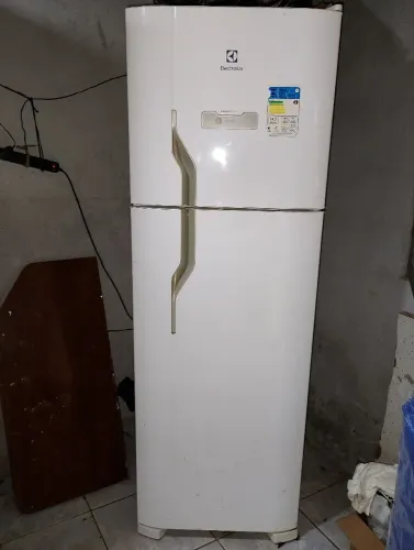 Estou vendendo essa geladeira tá em ótimo estado só o motor não quer pegar