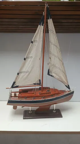 Barco decorativo veleiro artesanal em madeira altura 65 x 44 cm