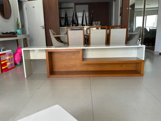 Aparador em madeira e laca 