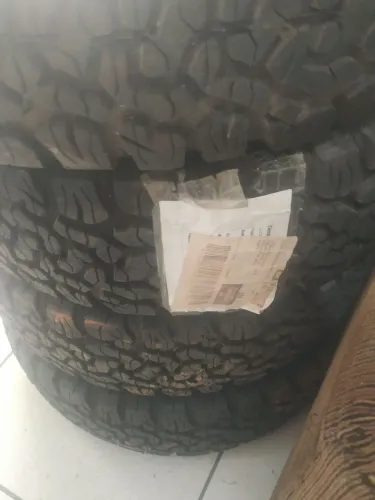 4 pneus de caminhonete novo remold 205/70 R 15