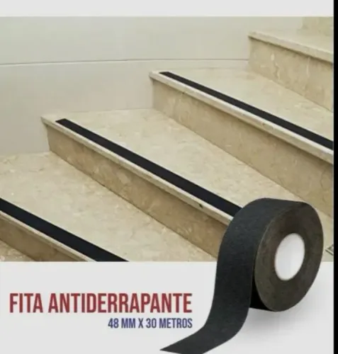 Serviço de instalação de fitas antiderrapantes e demarcação.