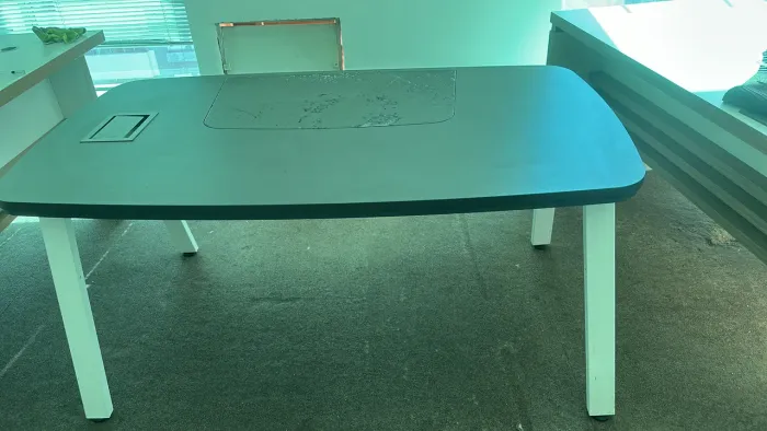 Cadeiras de escritório e mesa