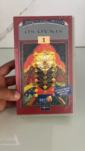Fita VHS Os OVNIS - Vol 1 - Coleção Mitos, Deuses e Mistérios