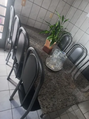 Mesa de granito com 8 lugares em perfeito estado, acompanha as cadeiras