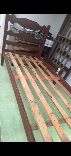 Vendo essa linda cama madeira sucupira solteiro nova preço imperdível!!