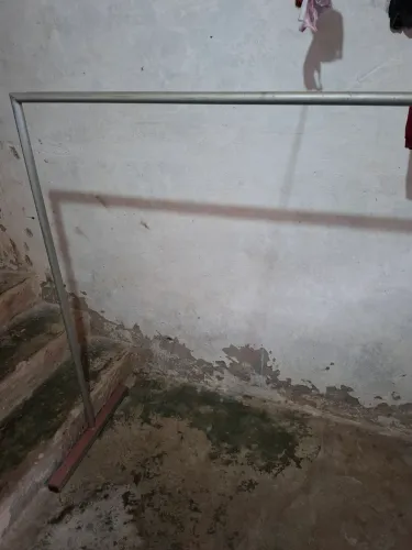 Vendo 3 araras de pra colocar roupas sendo 2 de ficar no chão e uma de colocar na parede