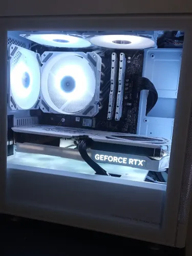 PC Gamer RTX 4070 Ryzen 7 5700x3D