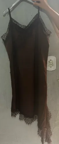 Vestido em cetim marrom com corte assimétrico