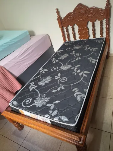 Vendo cama de cerejeira maciça de solteiro com colchão e uma mesinha criado mudo