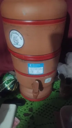 Bebedor de água de barro