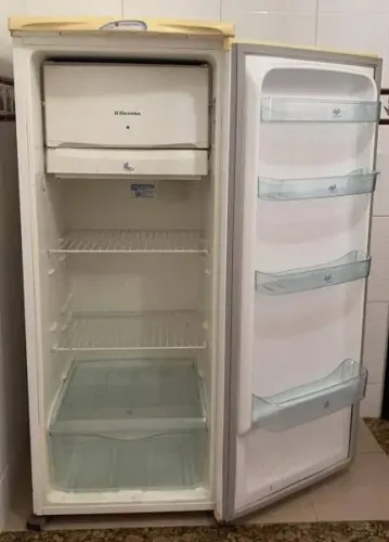Geladeira Electrolux R250