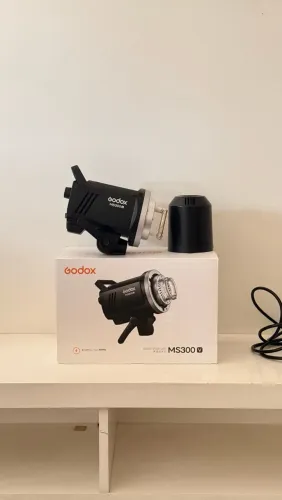 Flash GODOX MS 300 V - 127 v - 1 ano de uso, completo com caixa e manual