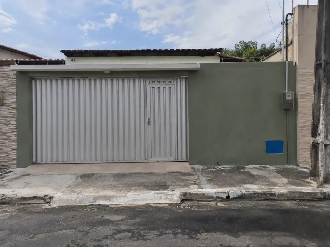 CASA A VENDA NA BENFICA, BOA PRA UMA FAMÍLIA