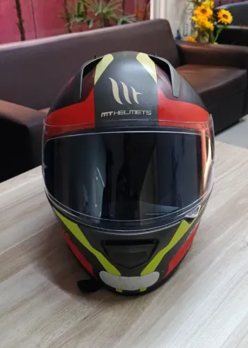 Capacete MT em ótimo estado de conservação 