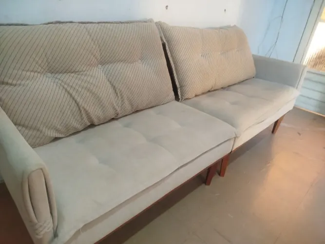 Sofa grande divide no meio bem confortável 