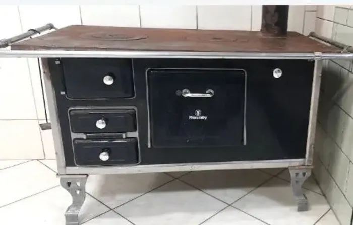 Vendo fogão a lenha preto n° 2 pouco uso