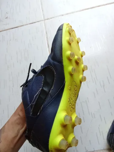 Chuteira Nike original semi nova , costurada uma vez .