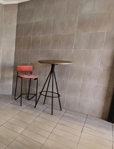 Bistrô com duas banquetas