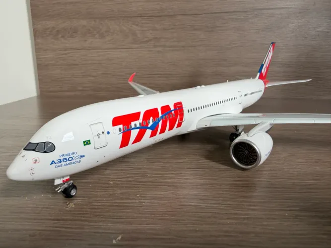 Miniatura em metal Airbus A350-900 TAM Linhas Aéreas escala 1:200