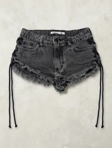 Short Jeans Destroyed Preto com Detalhes de Amarrações Laterais