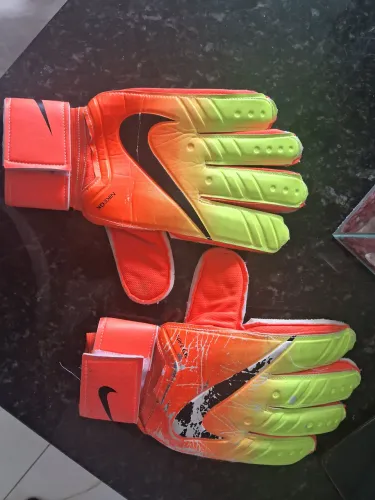 Par de luvas goleiro nike 