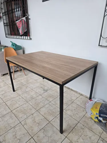 Mesa em metal e mdf