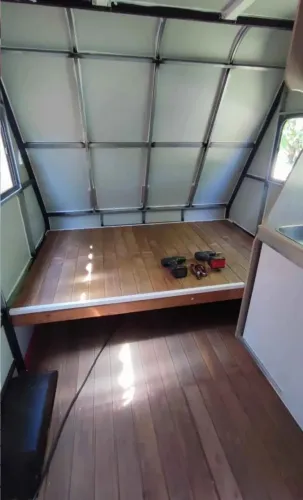 Trailer emplacado para acampar