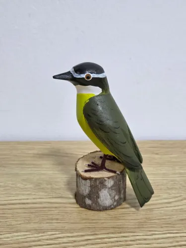 Adorno decorativo artesanal esculpido em madeira pássaro Bem-te-vi comprado em Bichinho MG