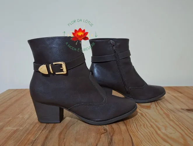 Bota Marrom Fivela Dourada Tam.35