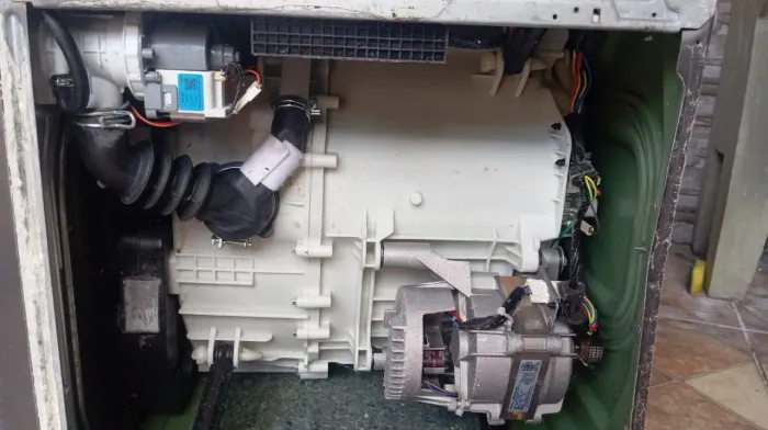 Vendo máquina lava e seco. Com defeito,ela não está centrífugando. Quem tiver interessado.