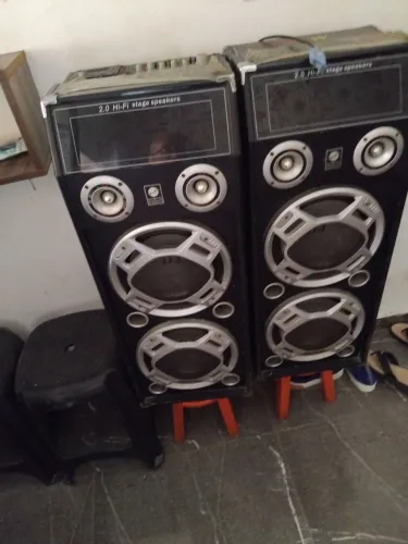 Caixa de som,com pen drive ,3 entradas para microfone e guitarra,rádio,c/10 metros,de fio.