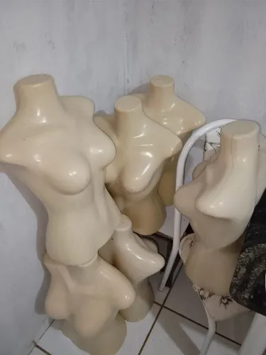 Vendo 06 manequins feminino 300 reais , chama no WhatsApp *49