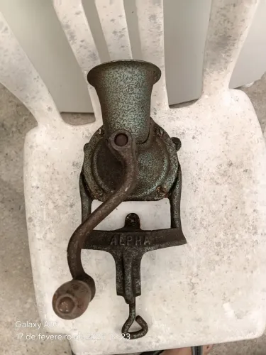 Moinho de café antigo em ferro fundido.