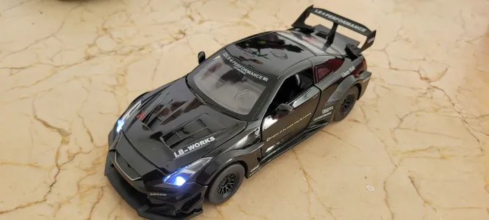 Miniatura 1:32 abre portas, possui luz e som nissan gtr