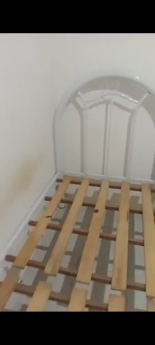 Cama de solteiro branca