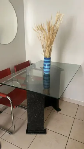 Mesa de 4 lugares (Tampo de vidro e base de mármore)
