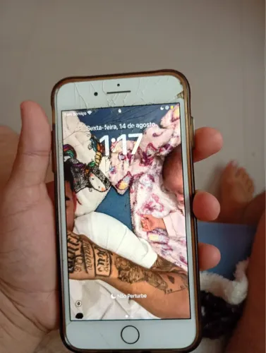 Vendo esse 8 plus pega tudo certo só tem uma marchinha no canto da tela mais some