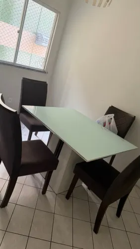 Mesa com tampo de vidro + 4 cadeiras