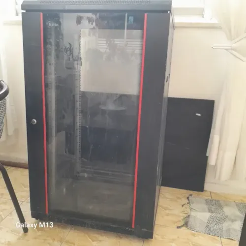 Rack com porta de vidro para suporte de dados de informatica