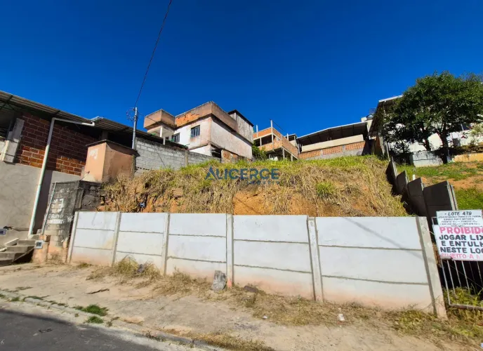 Terreno à venda medindo 352,00 m² no Bairro Santo Antônio.
